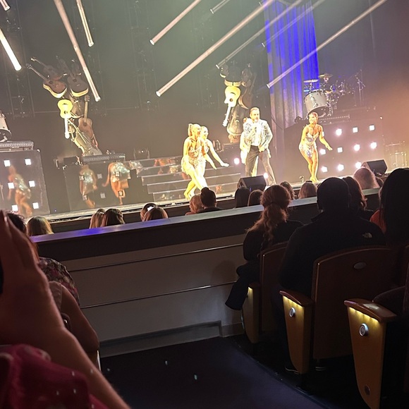 TONIGHT MY HUSBAND & I WENT & SAW SYMPHONY OF DANCE WITH DEREK & HAYLEY HOUGH💝 - Picture 4 of 12